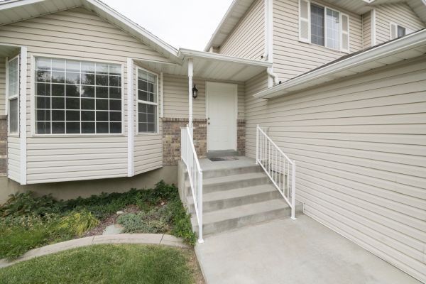 Cost of White Vinyl Siding Replacement in San Rafael